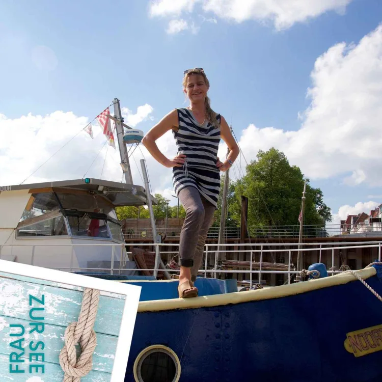 Rega an Deck, ein Bein auf der Reeling und Logo vom Podcast Frau zur See